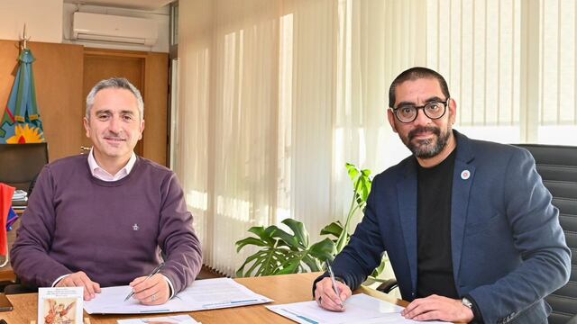 Firma del subsidio entre Larroque y Aristimuño