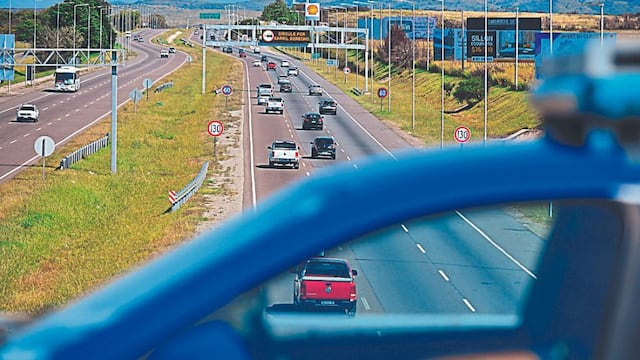 Rumbo a las sierras. Ayer, la autopista de Córdoba a Villa Carlos Paz y el Valle de Punilla registró un intenso tráfico de ida. (José Hernández)