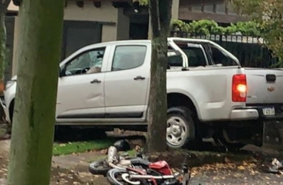 Lo asaltaron a la salida de un banco, atropelló a los ladrones y mató a uno