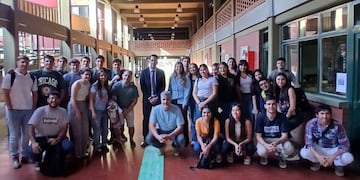 Alumnos de Agronomía participaron de una charla técnica encabezada por la Subsecretaría de Medio Ambiente y especialistas de la EEAOC.