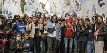 La diputada por Jujuy Leila Chaher (al centro), en la marcha por el Día Nacional de la Memoria, por la Verdad y la Justicia, que se realizó en la ciudad de Buenos Aires.