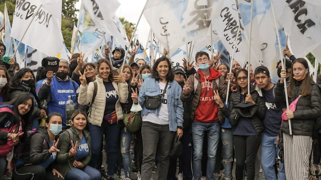 La diputada por Jujuy Leila Chaher (al centro), en la marcha por el Día Nacional de la Memoria, por la Verdad y la Justicia, que se realizó en la ciudad de Buenos Aires.