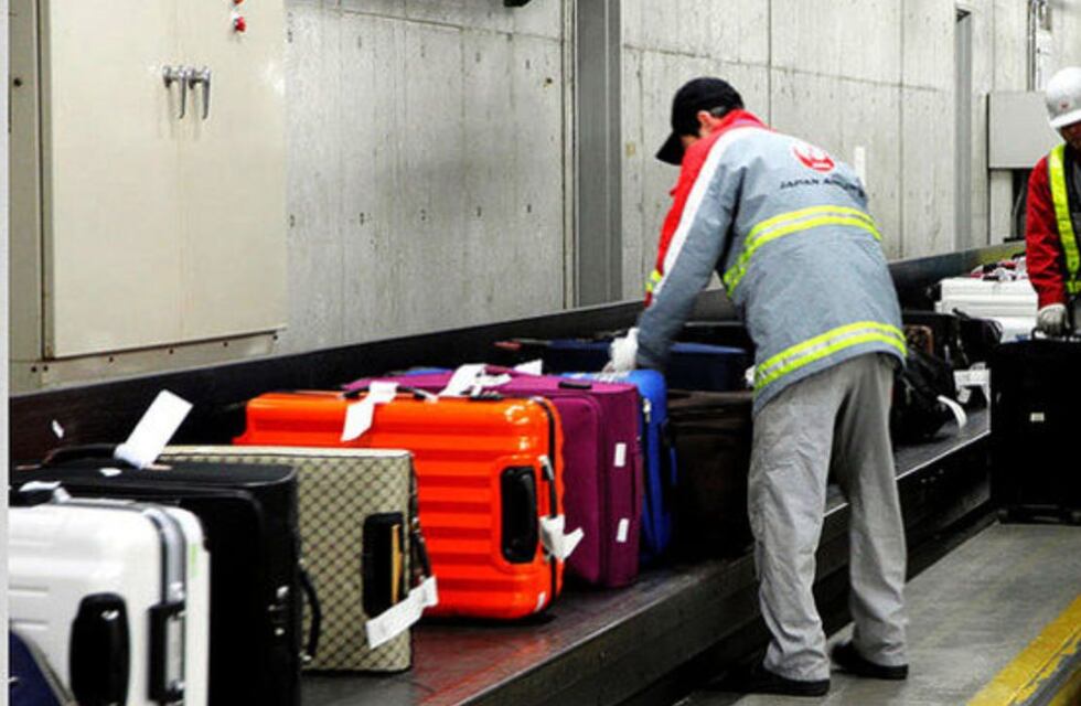 Secreto revelado: un empleado mostró cómo y por qué algunas valijas salen primero en las cintas de los aeropuertos