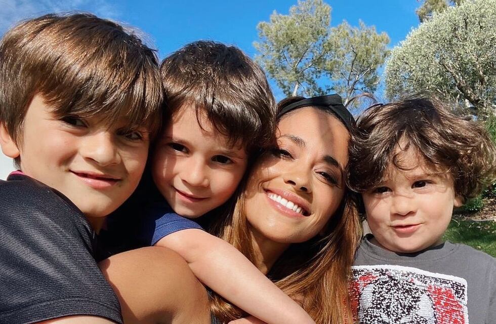 Antonela Roccuzzo disfrutó al aire libre y con barbijo junto a sus hijos