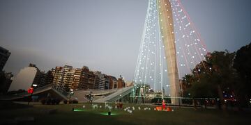 El árbol está compuesto por 44 tiras de 100 metros y 300 nuevos globos.
