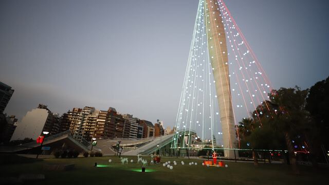 El árbol está compuesto por 44 tiras de 100 metros y 300 nuevos globos.