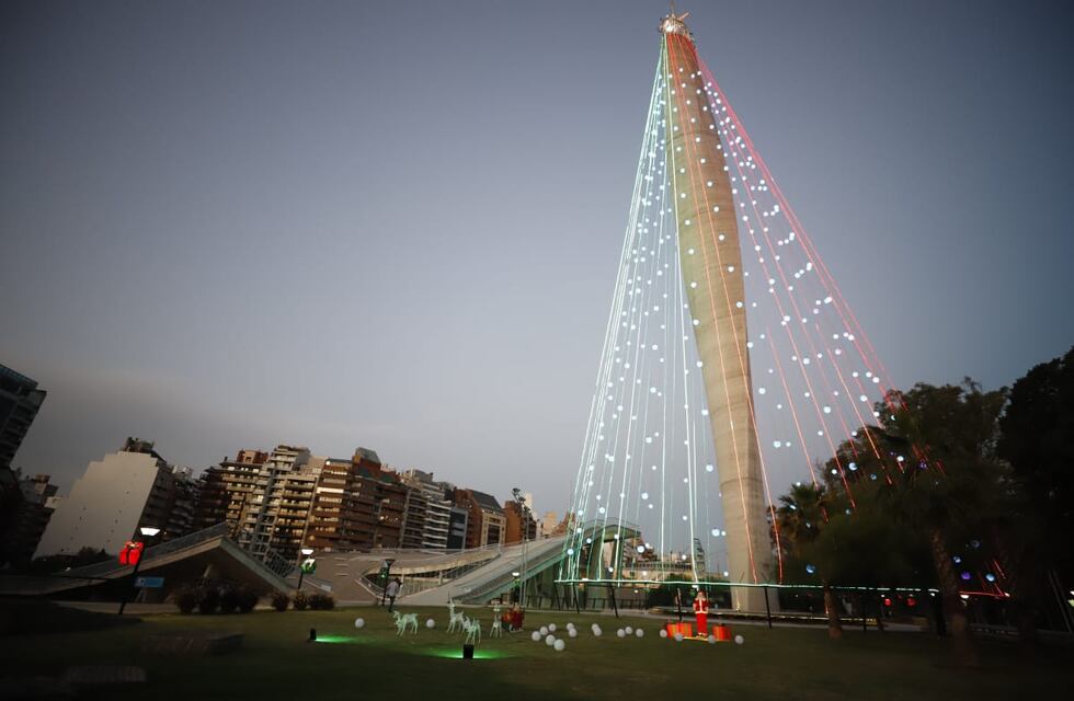 ¡Un amor! El arbolito del Faro del Bicentenario ya ilumina Córdoba