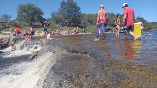 Muchas gente en las sierras y en los ríos. Las autoridades insisten en que se respeten las medidas sanitarias.