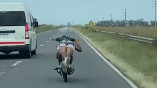 Manejaba acostado sobre la moto en plena ruta de Córdoba y quedó grabado.