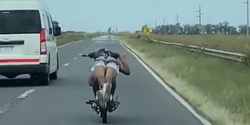 Manejaba acostado sobre la moto en plena ruta de Córdoba y quedó grabado.