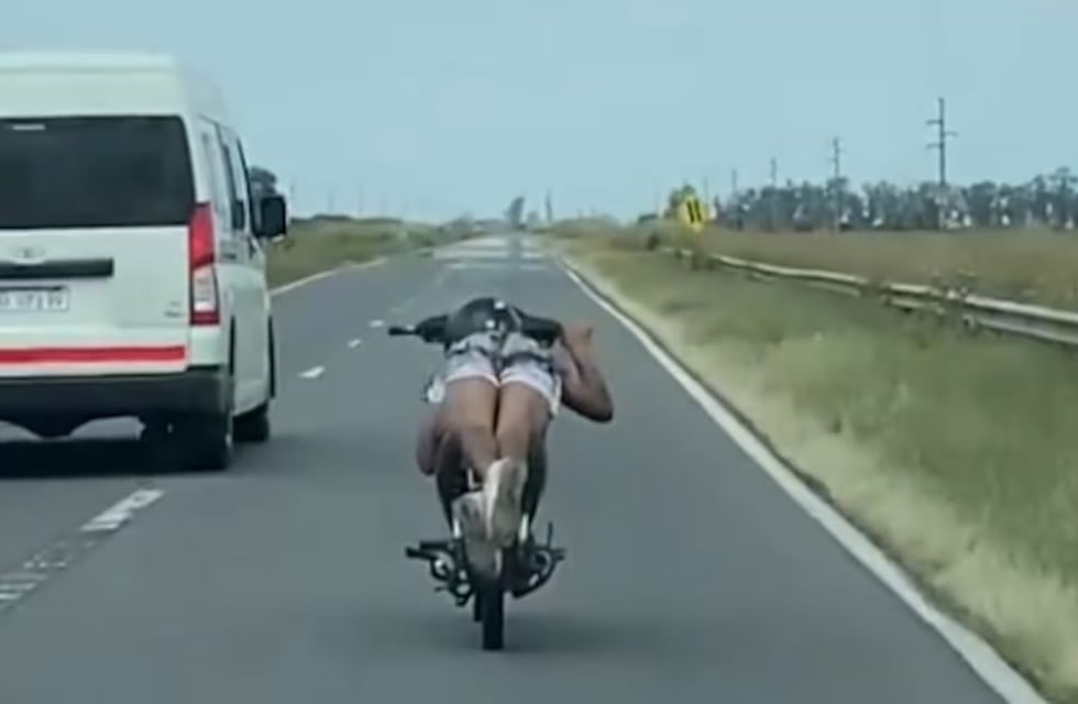 Peligro en las rutas de Córdoba: un motociclista fue filmado mientras manejaba acostado