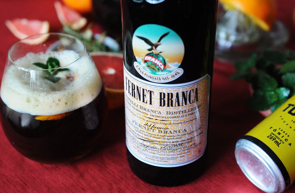 Córdoba: el video de un ladrón llevándose un Fernet en un insólito escondite