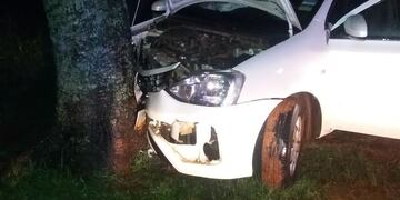 Un auto colisionó contra un árbol en Puerto Iguazú, dos mujeres resultaron con lesiones