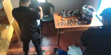 Secuestran varias armas blancas y detienen a un individuo en Mártires.