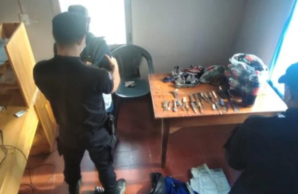 Secuestran varias armas blancas y detienen a un individuo en Mártires