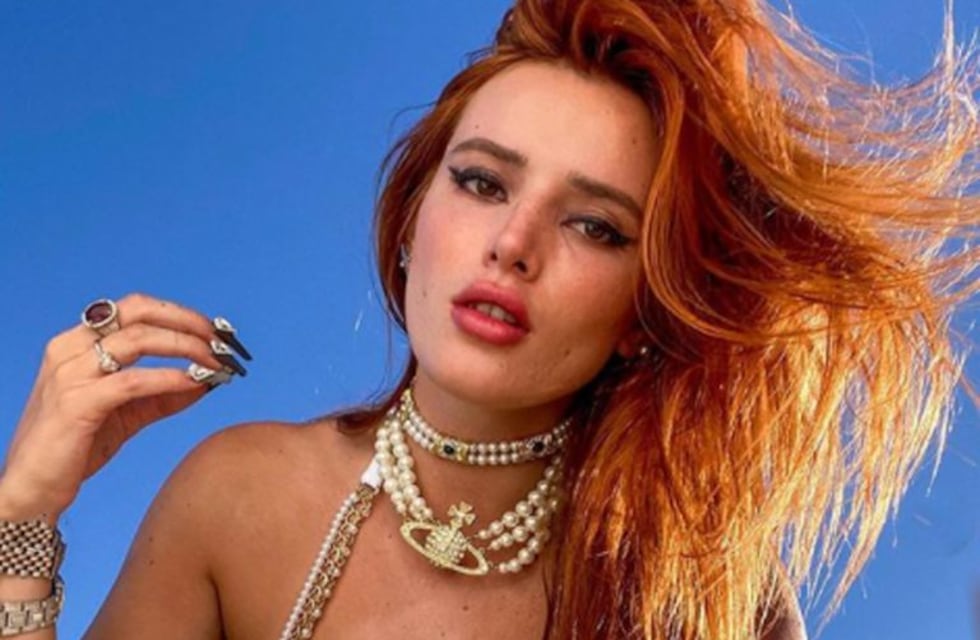 Bella Thorne deslumbró en bikini batik y estilo “tanga a la vista” desde la playa