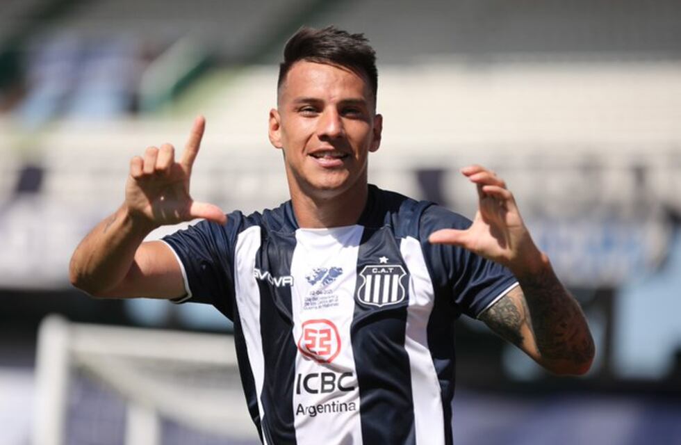 Carlos Auzqui anda derecho para el gol, y para el ping pong...