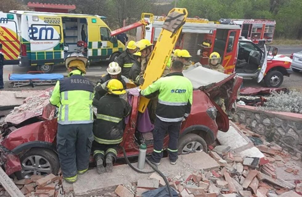 Chocó contra una garita de colectivos en Villa Giardino y debieron socorrer a la conductora