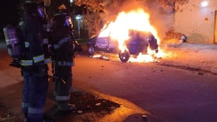 Auto incendiado en Rosario