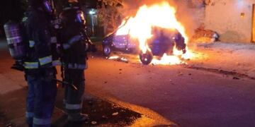 Auto incendiado en Rosario