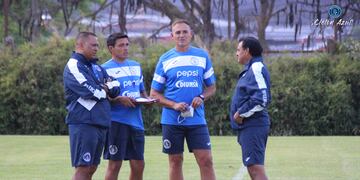 Hernán Medina como entrenador y Leo Torres de ayudante, empezaron su labor en el Motagua pero aún no pudo debutar (@MOTAGUAcom)