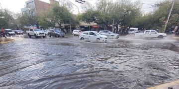 Un mendocino aprovechó la fuerte tormenta y salió a dar un divertido paseo que se volvió viral