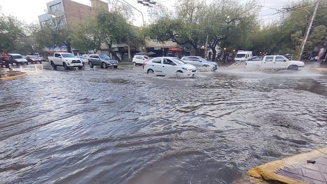 Un mendocino aprovechó la fuerte tormenta y salió a dar un divertido paseo que se volvió viral