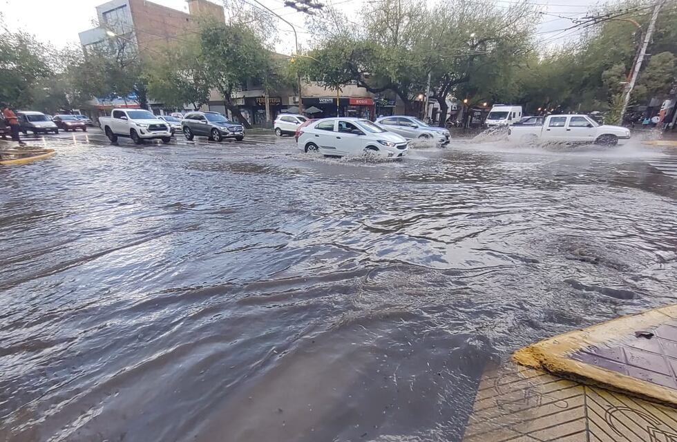 Un mendocino aprovechó la fuerte tormenta y salió a dar un divertido paseo que se volvió viral
