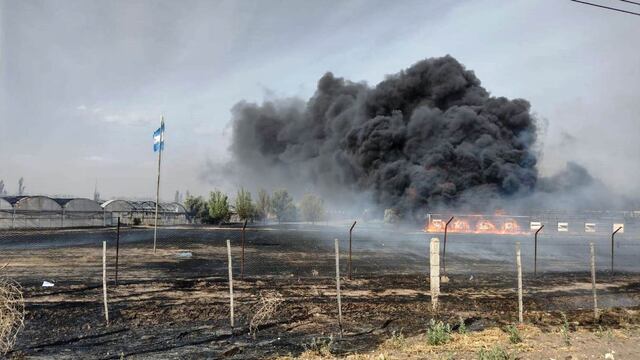 Un incendio arrasó con un invernadero en Villa Atuel en el inicio del fin de semana largo.