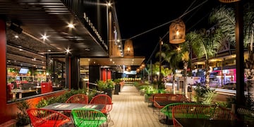 Mientras comían, fueron sorprendidas por un insólito animal.