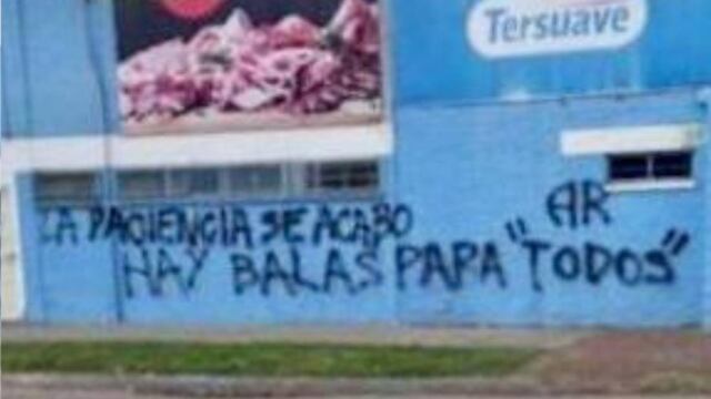 Pintadas amenazantes en la cancha de Atlético de Rafaela