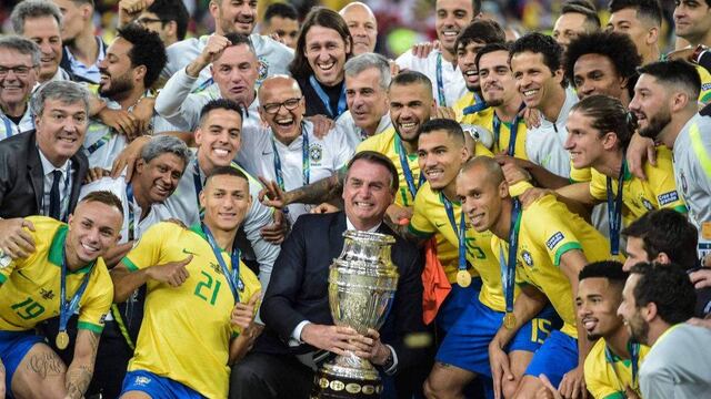 En 2019, Bolsorano levantó la Copa América junto al plantel de Brasil.