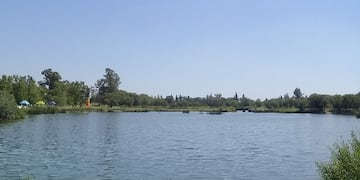 La zona del lago en Córdoba donde apareció el hombre herido que finalmente murió (Foto ilustrativa).