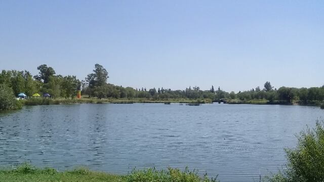 La zona del lago en Córdoba donde apareció el hombre herido que finalmente murió (Foto ilustrativa).