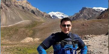 Rustam Nabiev tiene 28 años logró llegar a la cumbre del Aconcagua a pesar de su discapacidad.