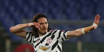 Cavani festeja uno de sus goles en el Manchester United
