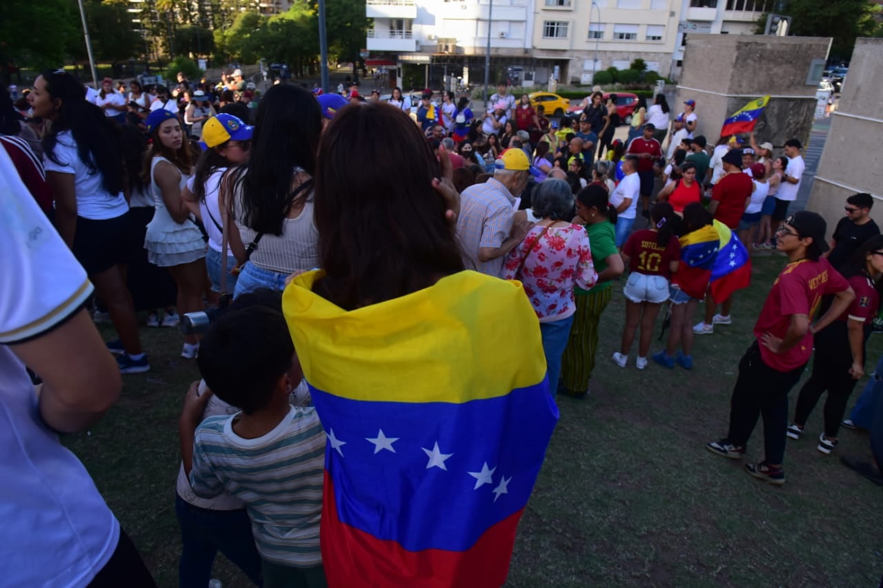 Venezolanos en Córdoba se reunieron en Plaza España para festejar la detención de Nicolás Maduro.  (Jorge Peñaranda / La Voz)