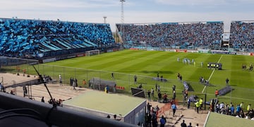 Los fanáticos de Belgrano en La Rioja, copando las tribunas del estadio en el partido de Copa Argentina. (La Voz).
