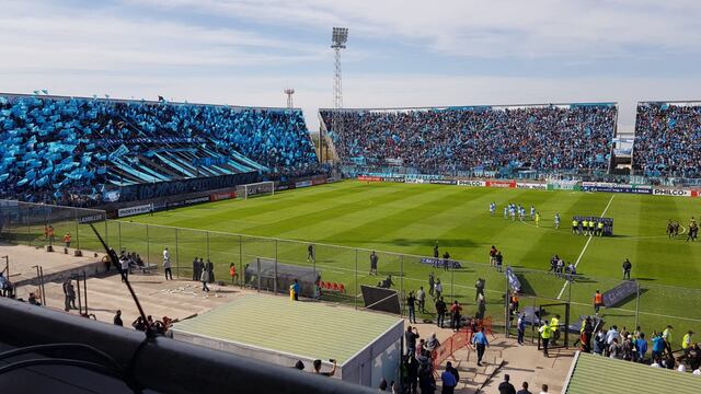 Los fanáticos de Belgrano en La Rioja, copando las tribunas del estadio en el partido de Copa Argentina. (La Voz).