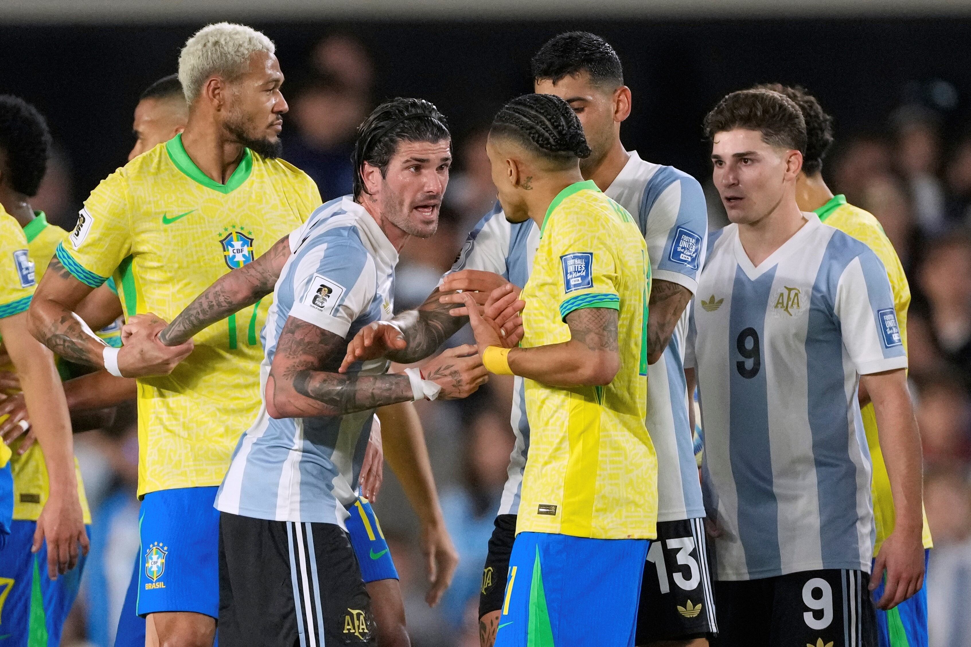 Cruces en el clásico entre Argentina y Brasil en el Monumental. (AP)