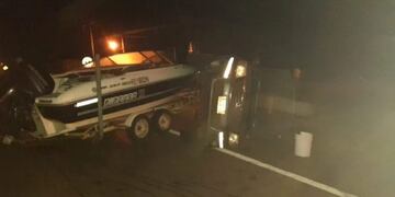 Despistó y volcó una camioneta que llevaba una lancha en Capioví.