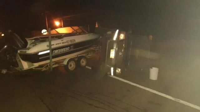 Despistó y volcó una camioneta que llevaba una lancha en Capioví.