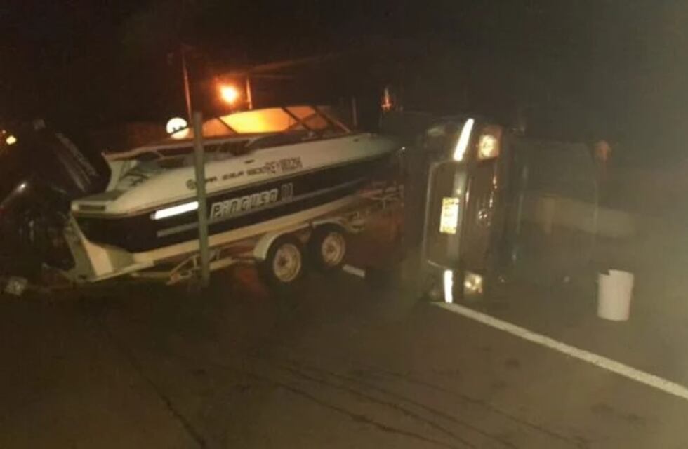 Despistó y volcó una camioneta que llevaba una lancha en Capioví