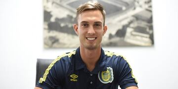 Komar firmó su contrato y ya es jugador de Rosario Central. (Prensa Rosario Central)