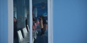 El goleador saltó entre las butacas del placo para ir a buscar a quien lo insultó. Tenso final en Alberdi (Facundo Luque).