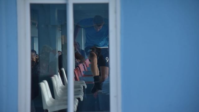 El goleador saltó entre las butacas del placo para ir a buscar a quien lo insultó. Tenso final en Alberdi (Facundo Luque).