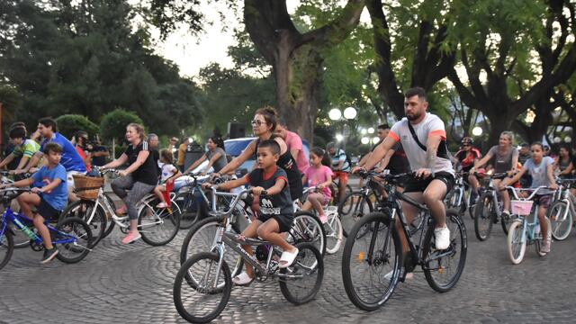 Bicicleteada nocturna en el verano rafaelino