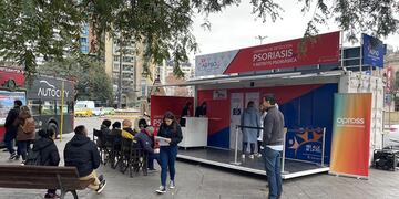 Profesionales atienden de forma gratuita para detectar la psoriasis.