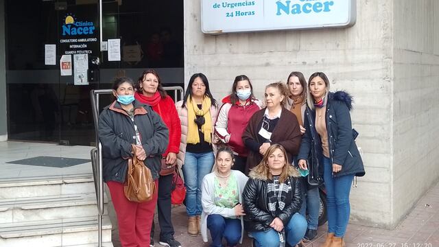 Trabajadores de la Clínica Nacer permanecieron toda la noche y todavía no fueron recibidos por las autoridades