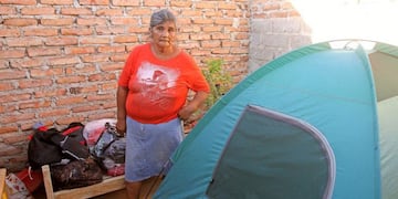 Una mujer contó que vive en una carpa luego de haber recibido golpes durante 30 años. Foto: Gentileza Darío Martínez. LMNeuquén